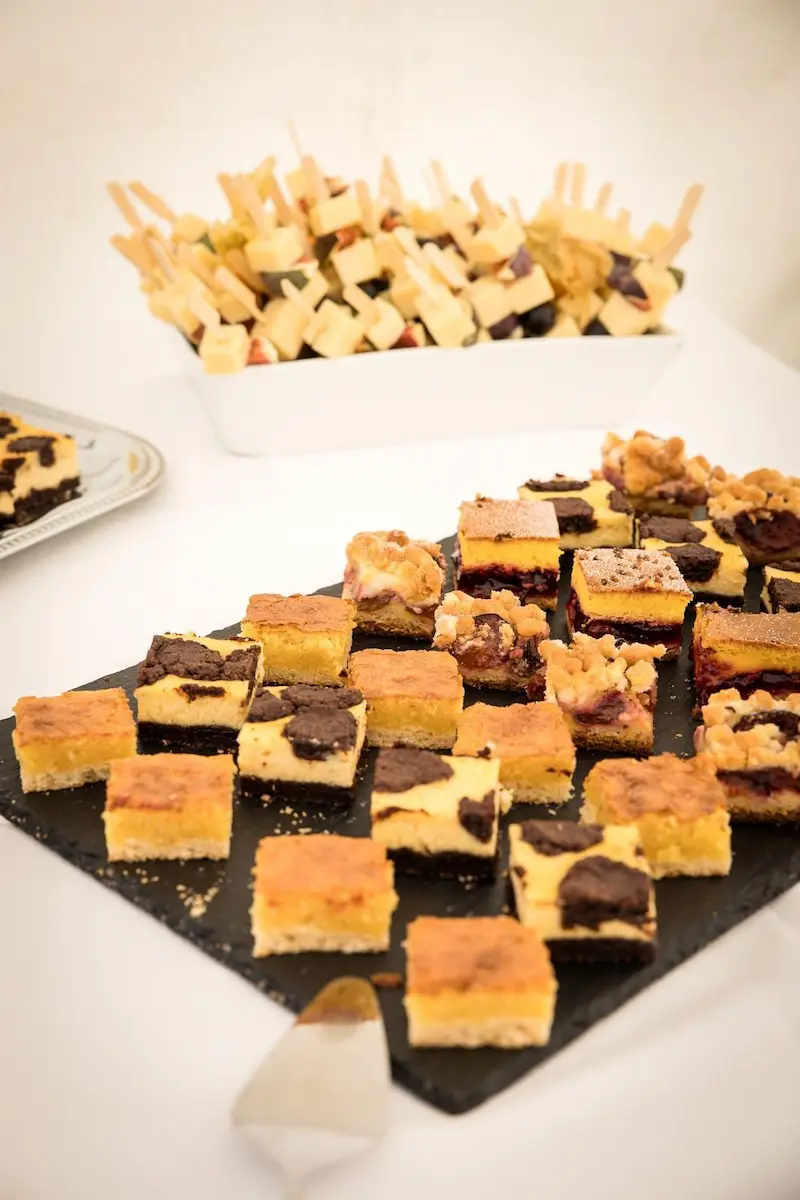 Verschiedene Kuchensorten auf Buffet