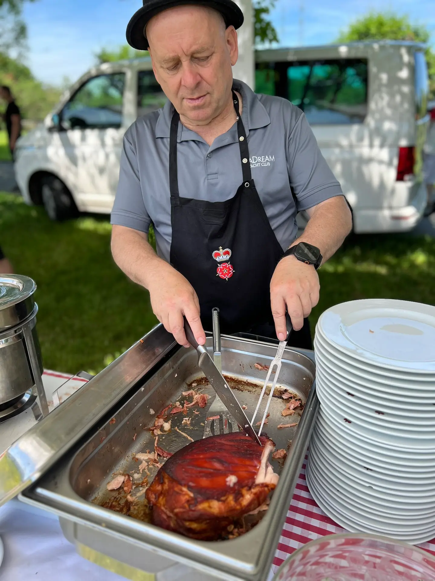 Profikoch von AllInOne Eventagentur bereitet Catering-Buffet vor