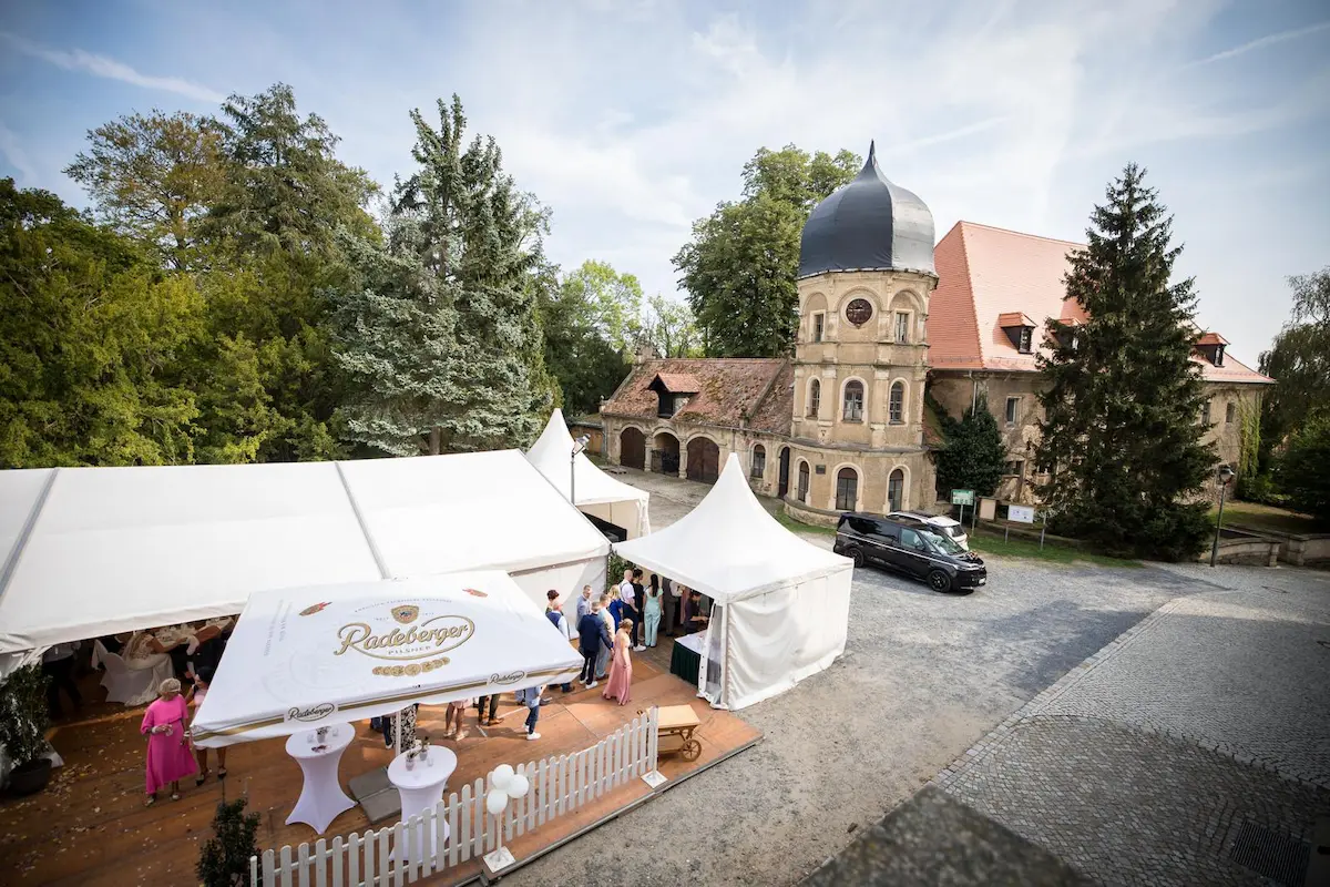Hochzeits-Catering-Zelt im Schlosshof Schönfeld von oben