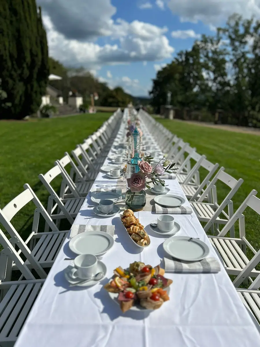 Lange gedeckte Tafel im Garten