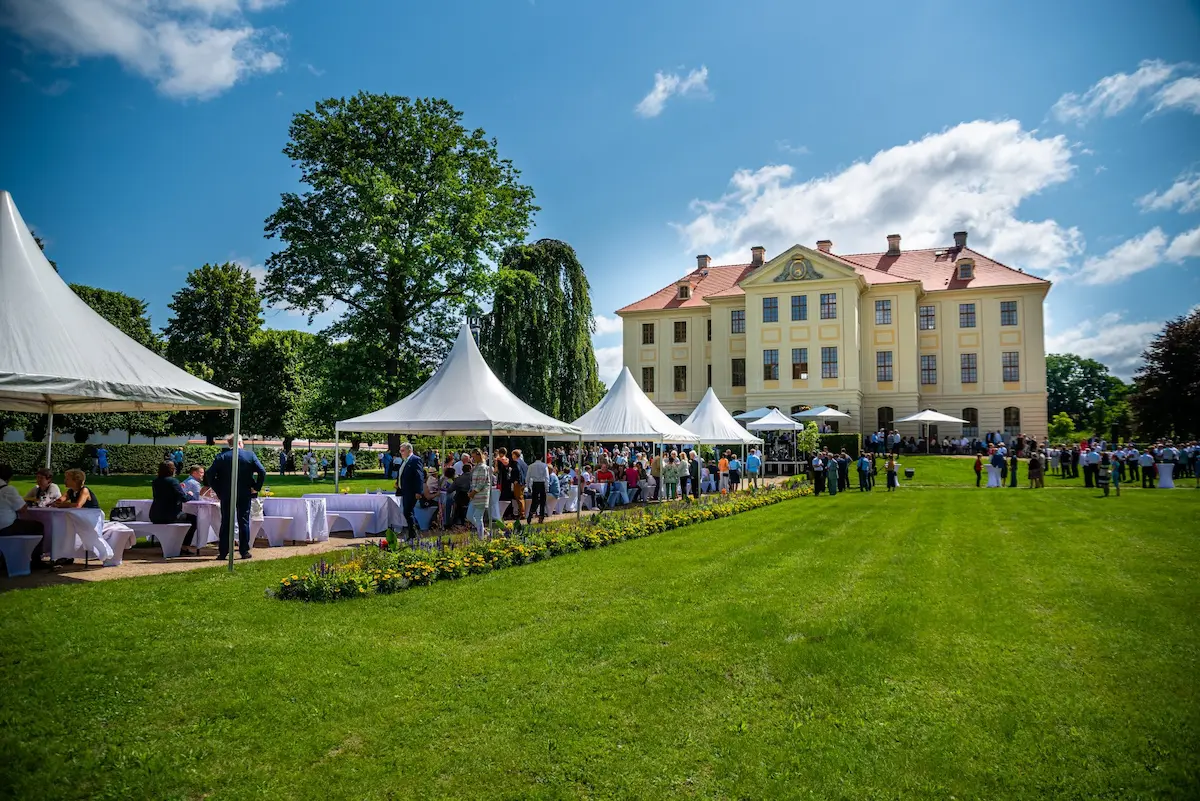 Eventzelte vor einem Schloss
